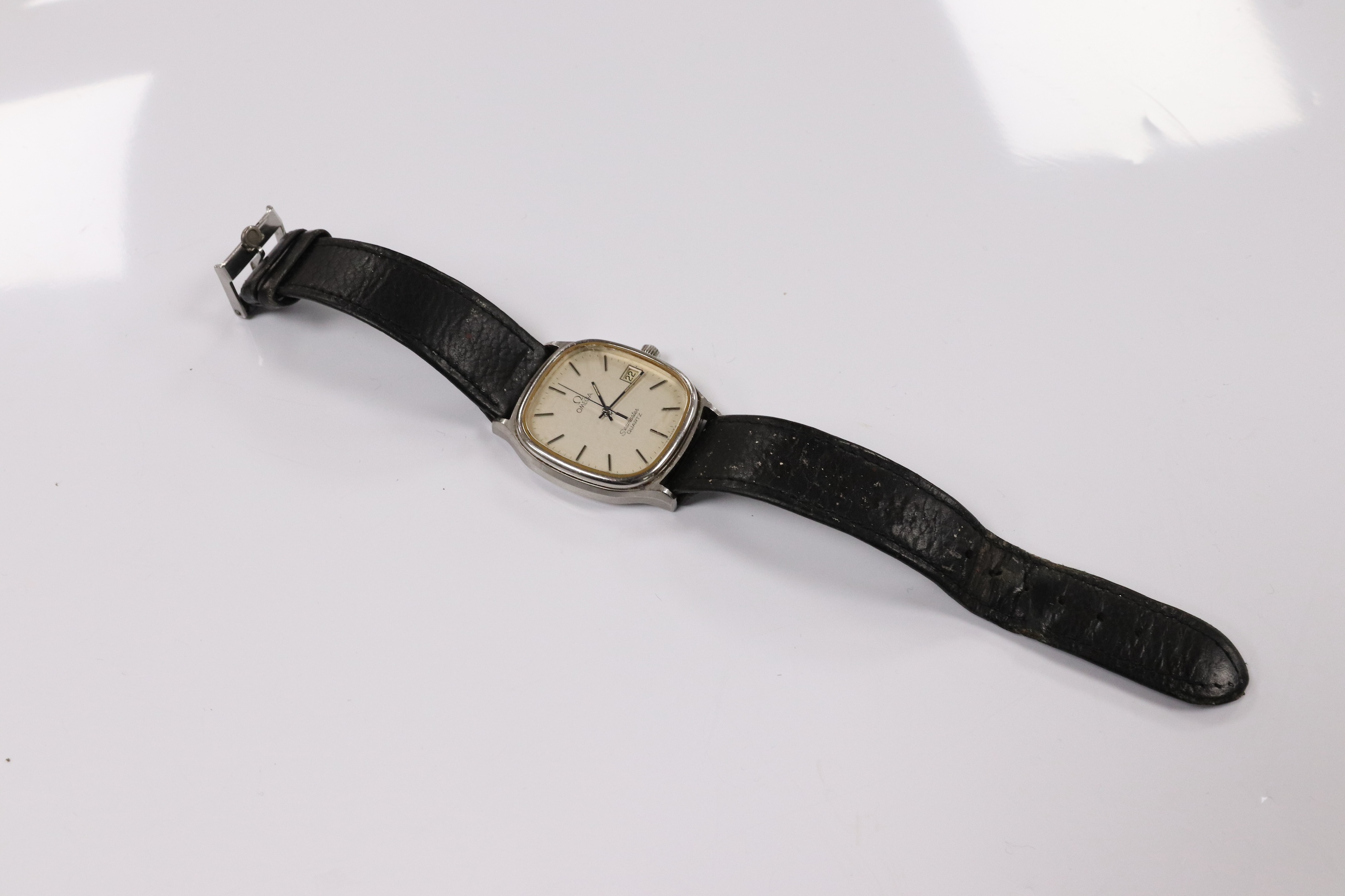 A gentleman's stainless steel Omega Seamaster quartz wrist watch, with baton numerals and date aperture, case diameter 33mm, on a black leather strap with Omega buckle. Condition - poor